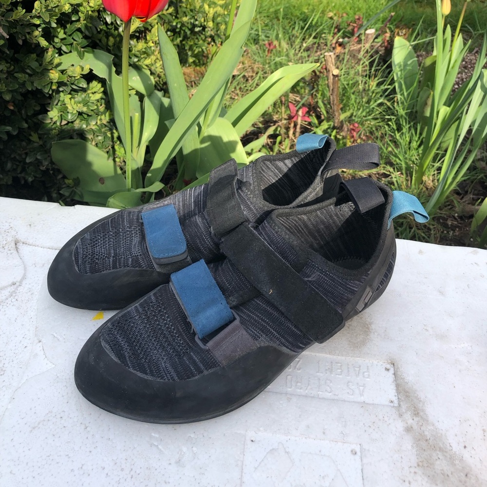 Black Diamonds Men’s Black and Blue Strap Climbing Shoes Size 9